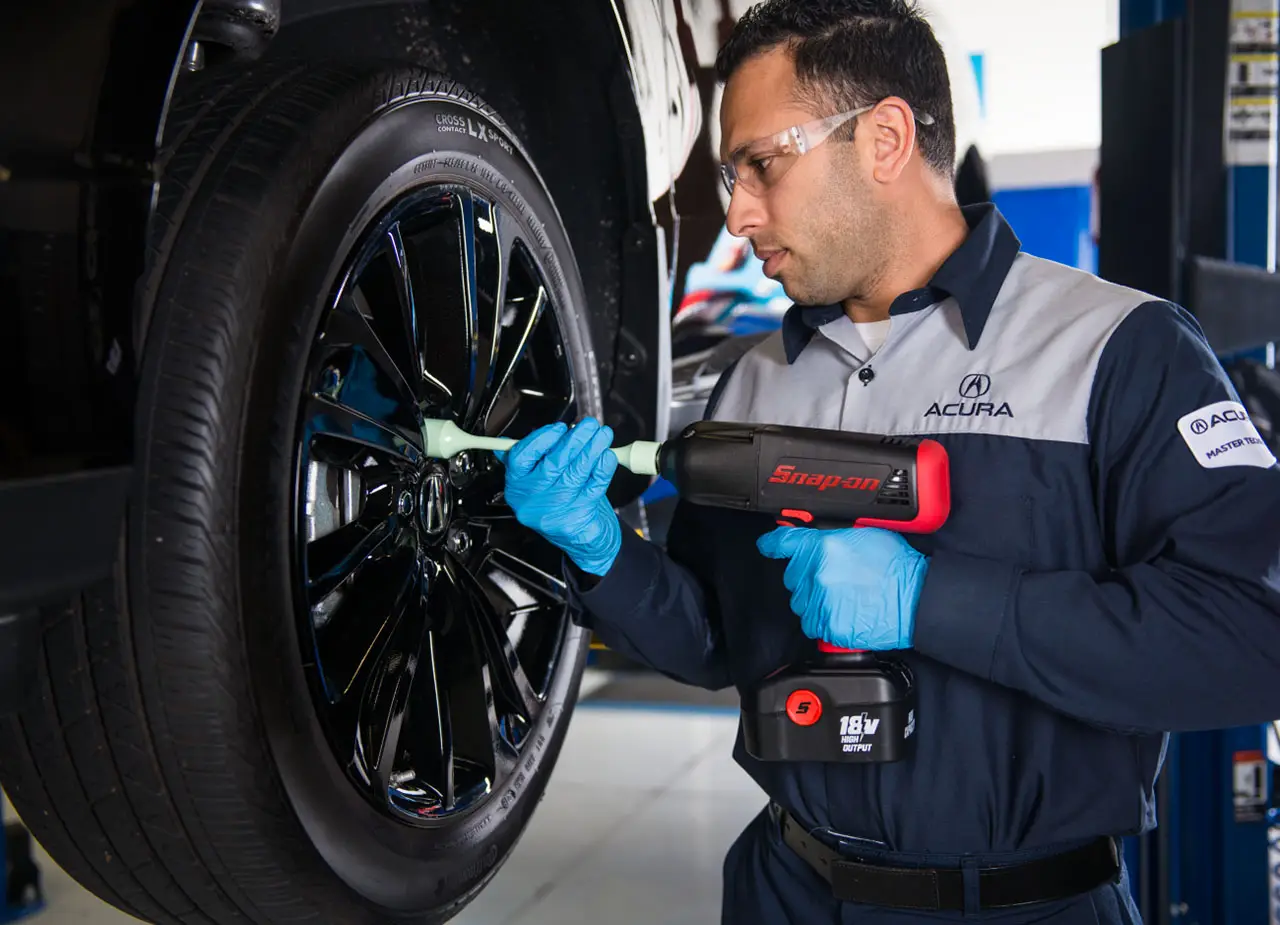 Acura service technician