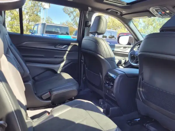 Grand Cherokee L Interior