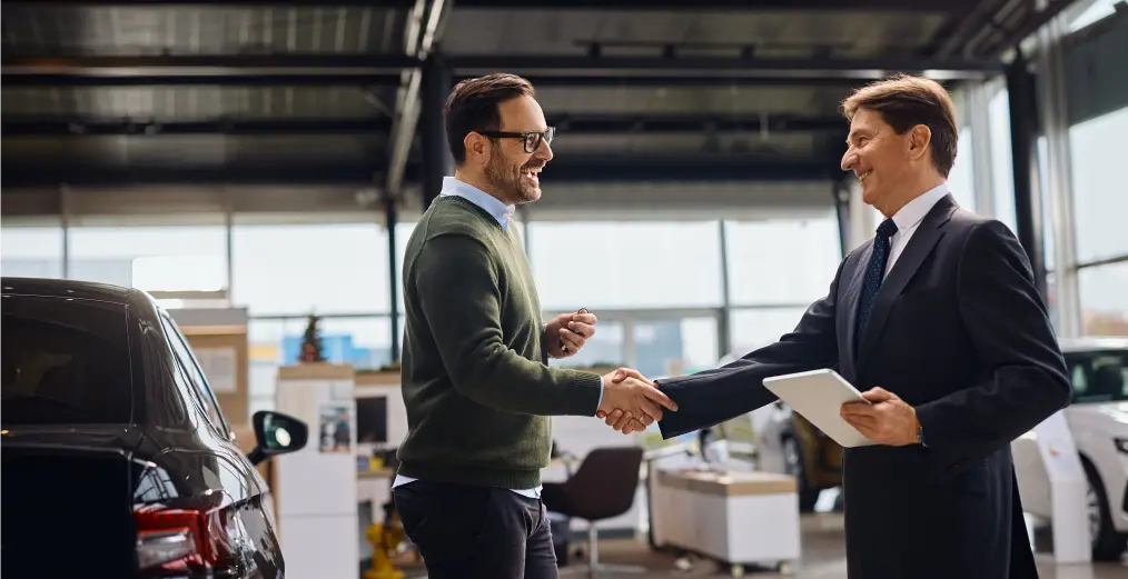 Autos of Chicago team member shaking hands with a customer during the vehicle consignment process