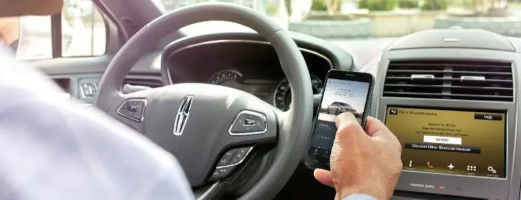 The Lincoln infotainment system connecting to a smartphone.