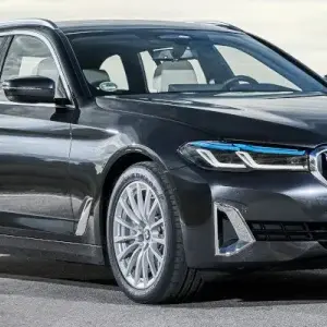 How To Use Apple CarPlay in the BMW 5 Series