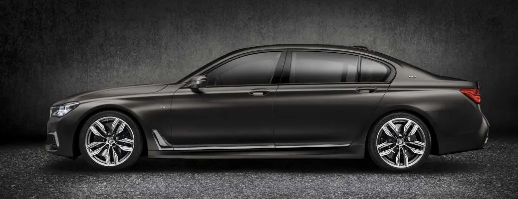 BMW M760Li xDrive - Exterior side view