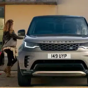 Which sailing team is in the new Land Rover Discovery ad?