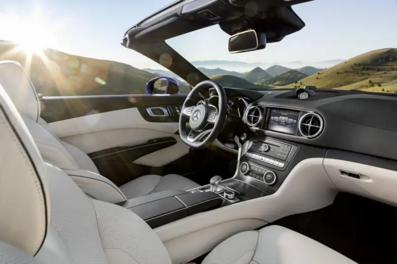 The cockpit of the 2017 Mercedes SL