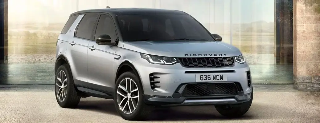 The 2024 Land Rover Discovery front exterior.