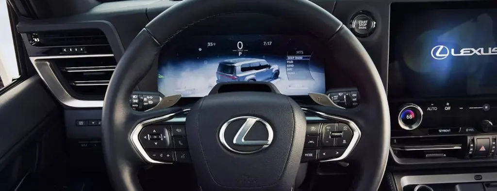 The advanced displays in the 2025 GX 550.