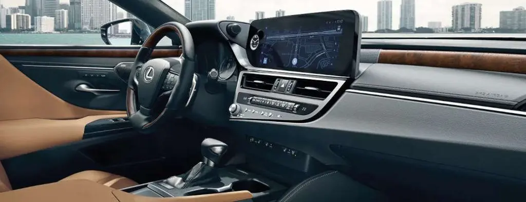 The high tech infotainment system in the Lexus ES 350.