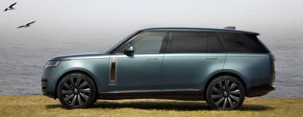A side view of the limited edition 2024 Range Rover SV Carmel.