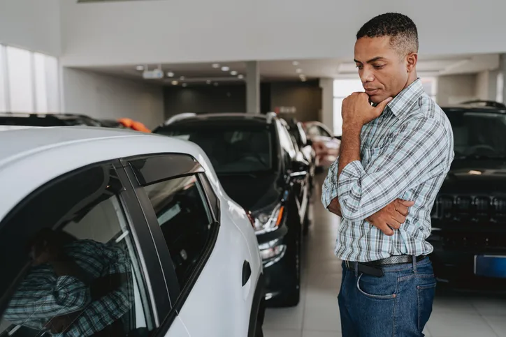 revisando un auto seminuevo en baja auto sales