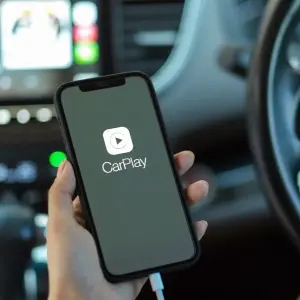 Apple CarPlay vs Android Auto: Which Fits You Best in 2025