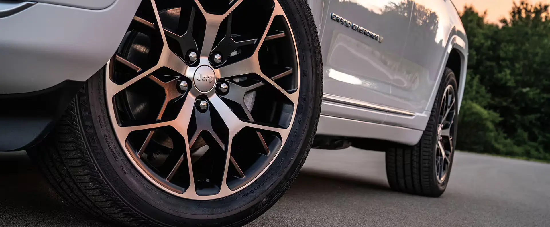 The rims of a grand cherokee.