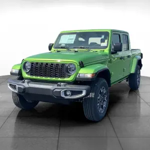 Jeep Gladiator vs. GMC Canyon: Why the Jeep Gladiator is the Better Pickup Truck for Drivers in Indianapolis, IN