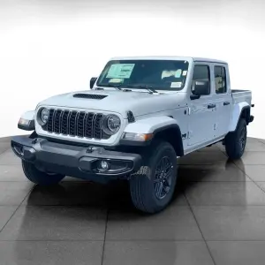 2026 Jeep Gladiator vs. 2026 Chevrolet Colorado: Why the 2026 Jeep Gladiator is the Better Pickup Truck for Drivers in Indianapolis, IN