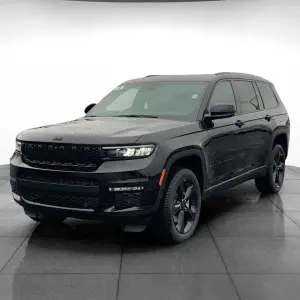 Jeep Grand Cherokee vs. Chevrolet Blazer: Why the Jeep Grand Cherokee is the Better SUV for Drivers in Indianapolis, IN