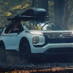 Does the 2025 Mitsubishi Outlander Offer Wireless Apple CarPlay and Android Auto for Drivers around Arlington Heights, IL?