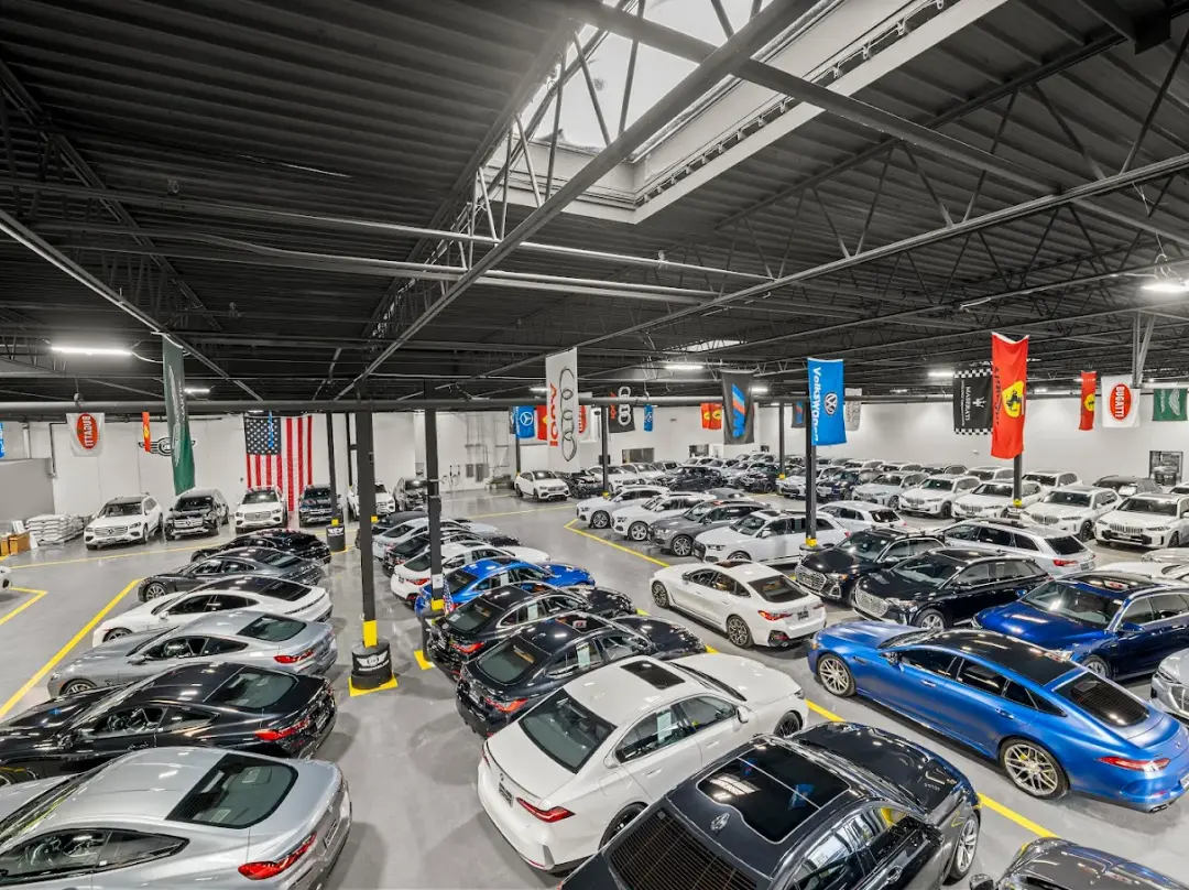 Jidd Motors indoor showroom with a large selection of pre-owned vehicles