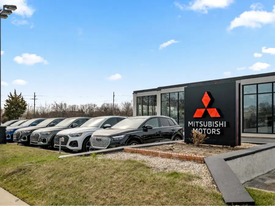 Jidd Motors Mitsubishi dealership exterior with vehicles parked in front