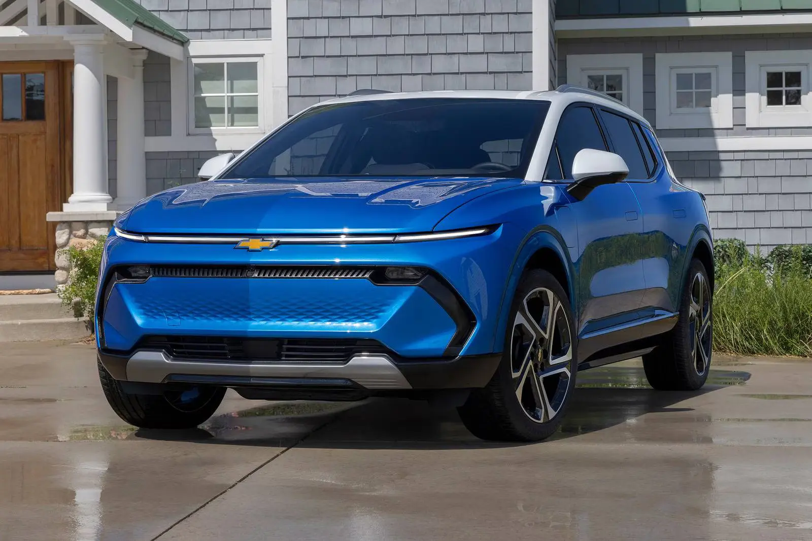 A blue chevy equinox lt sitting parked.