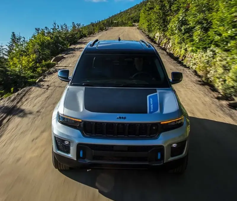 Front 3/4 shot of the 2025 Jeep Grand Cherokee near Webster, NY showing its bold exterior design