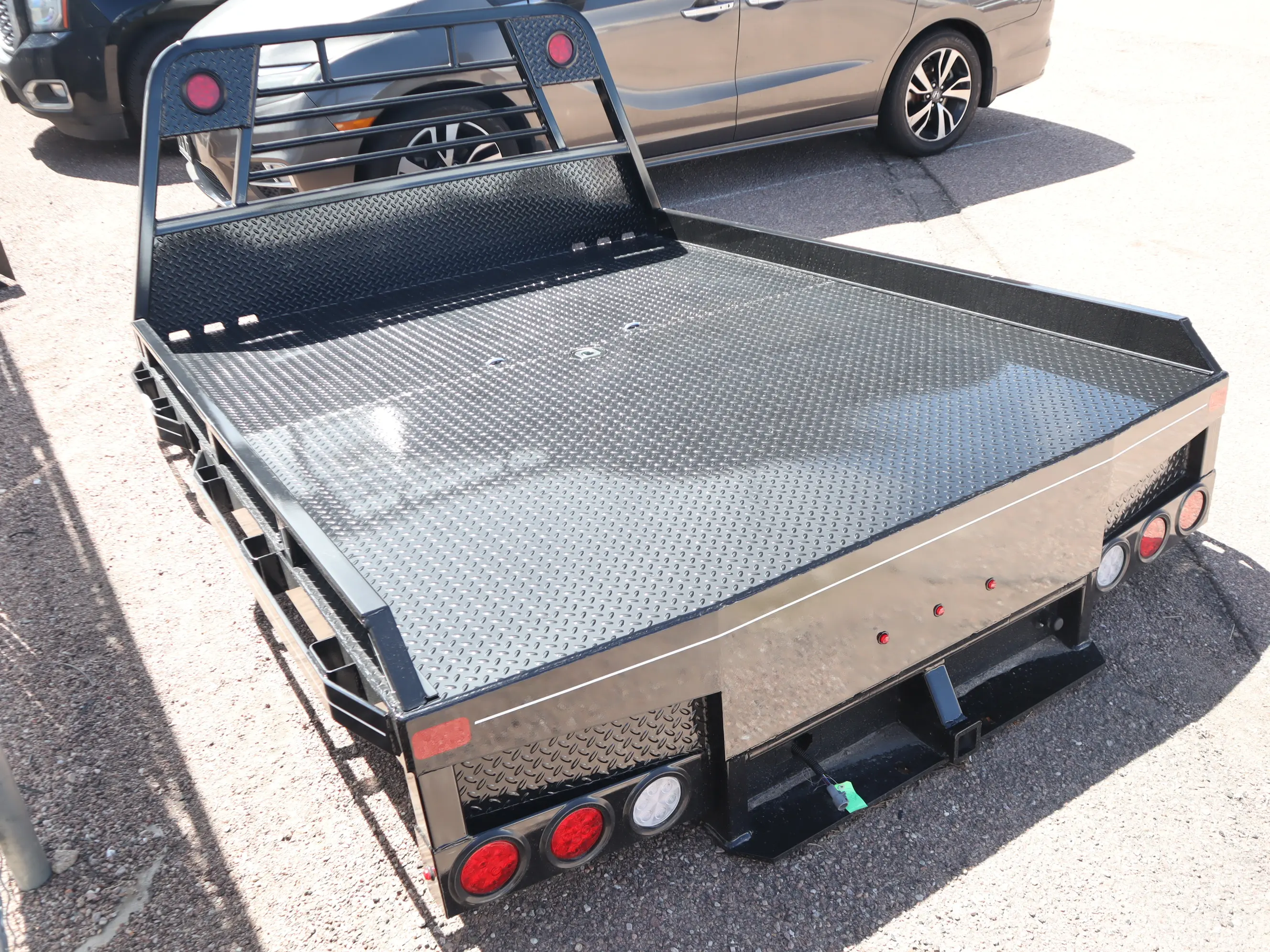 84 x 102 non-skirted Butler flat bed unit 3, deck and headache rack detail