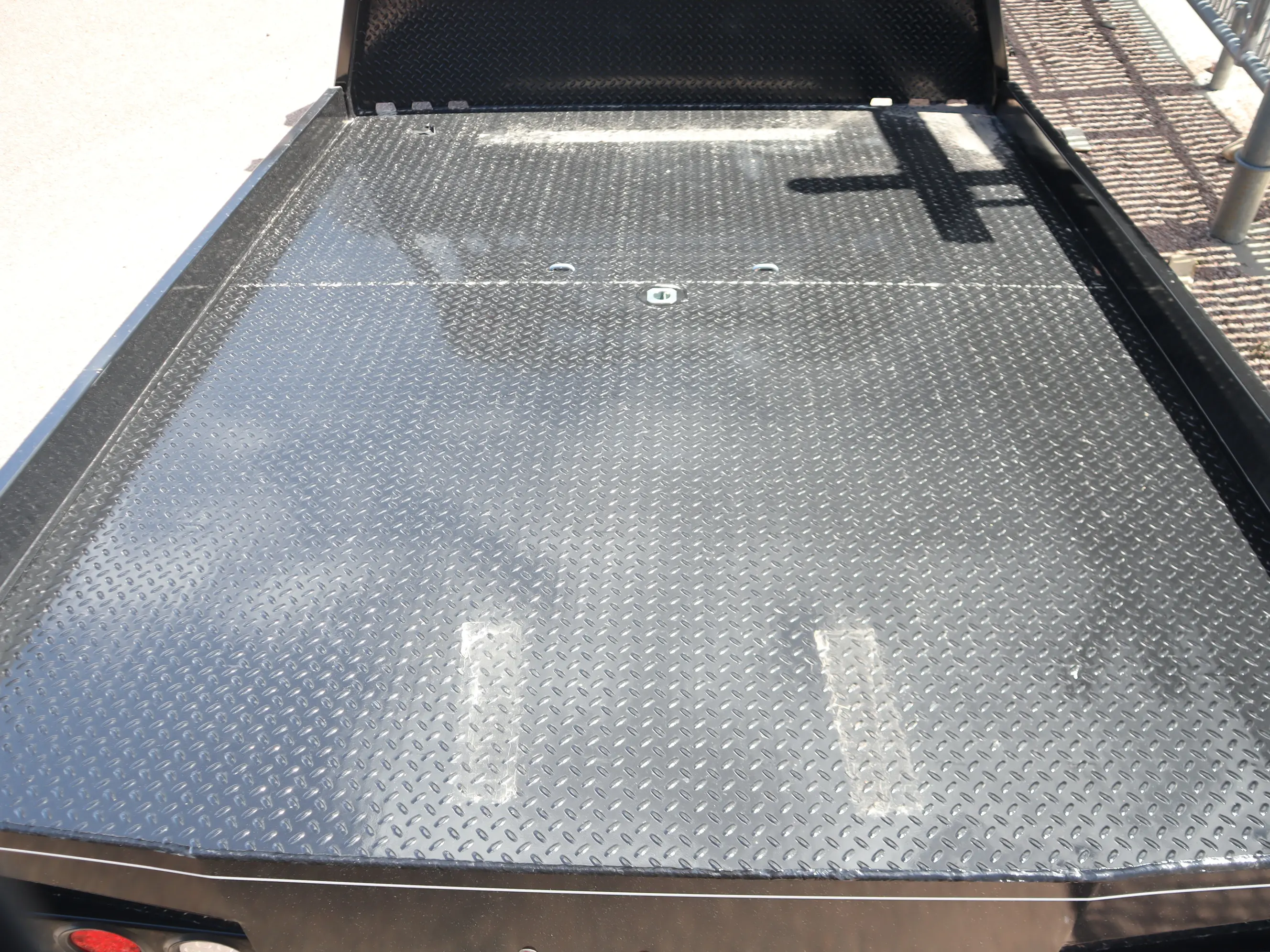 84 x 102 non-skirted Butler flat bed unit 4, deck and headache rack detail