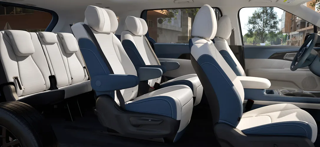 Kia Carnival Hybrid family-friendly cabin tech