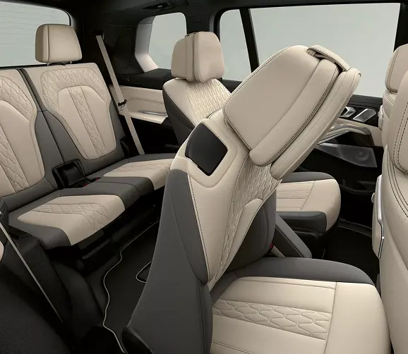 BMW X7 front three-quarter view