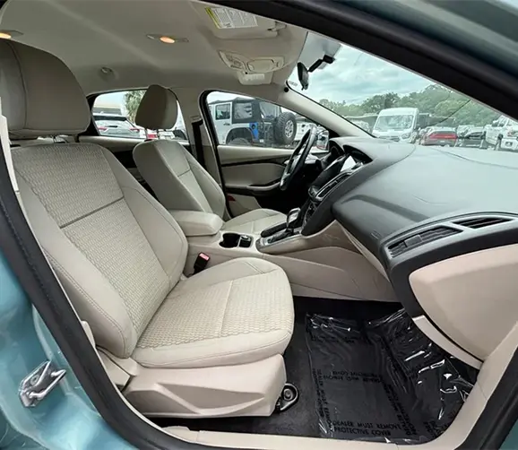 Ford Focus front three-quarter view