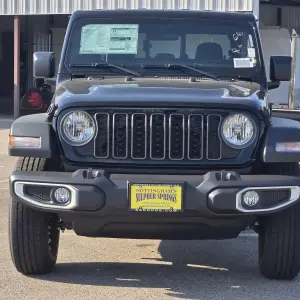 Jeep Gladiator vs. GMC Canyon: Why the Jeep Gladiator is the Better Pickup Truck for Drivers in Sulphur Springs, TX