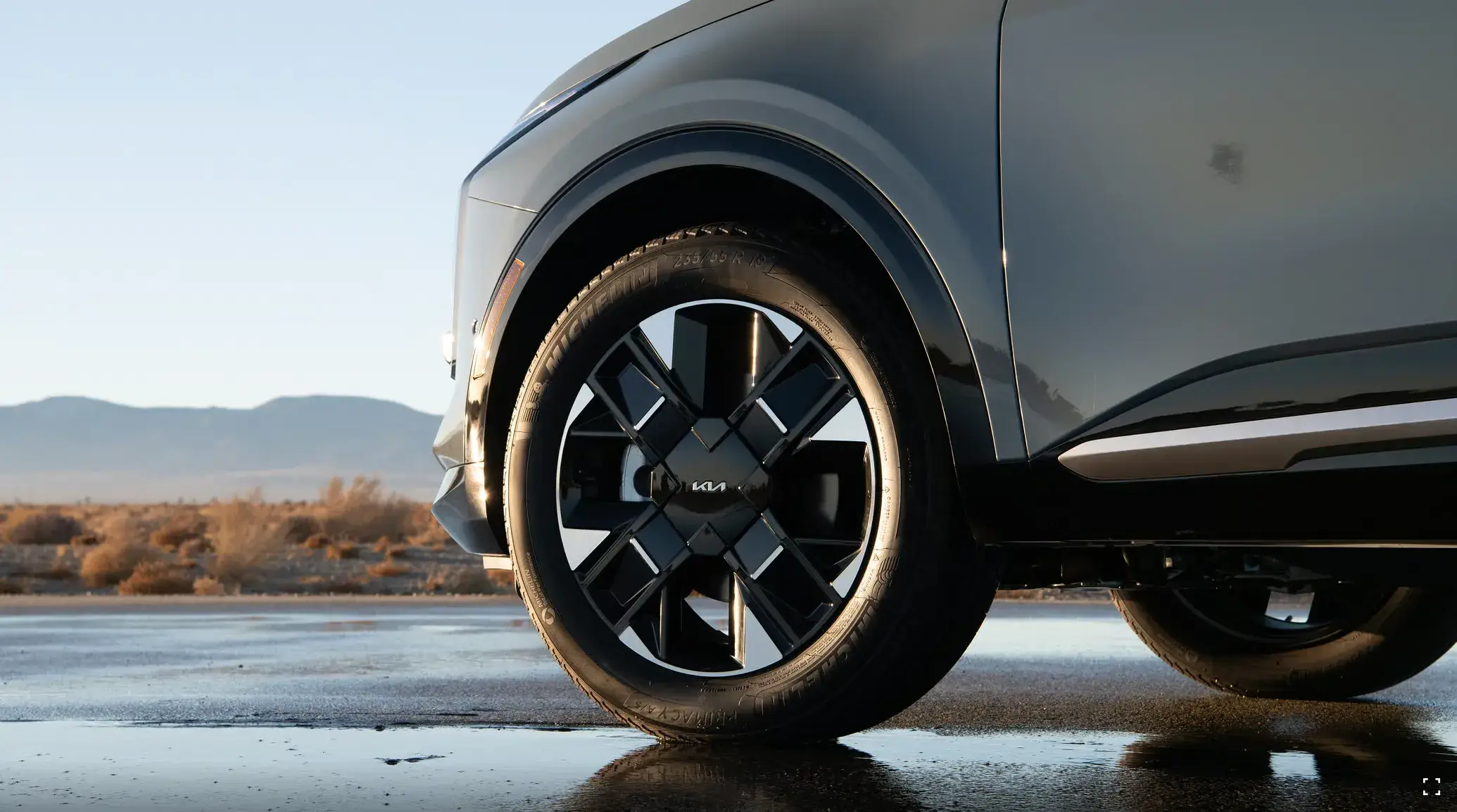 19-inch alloy wheel on the 2027 Kia Sportage Hybrid SX Prestige finished in Heritage Blue