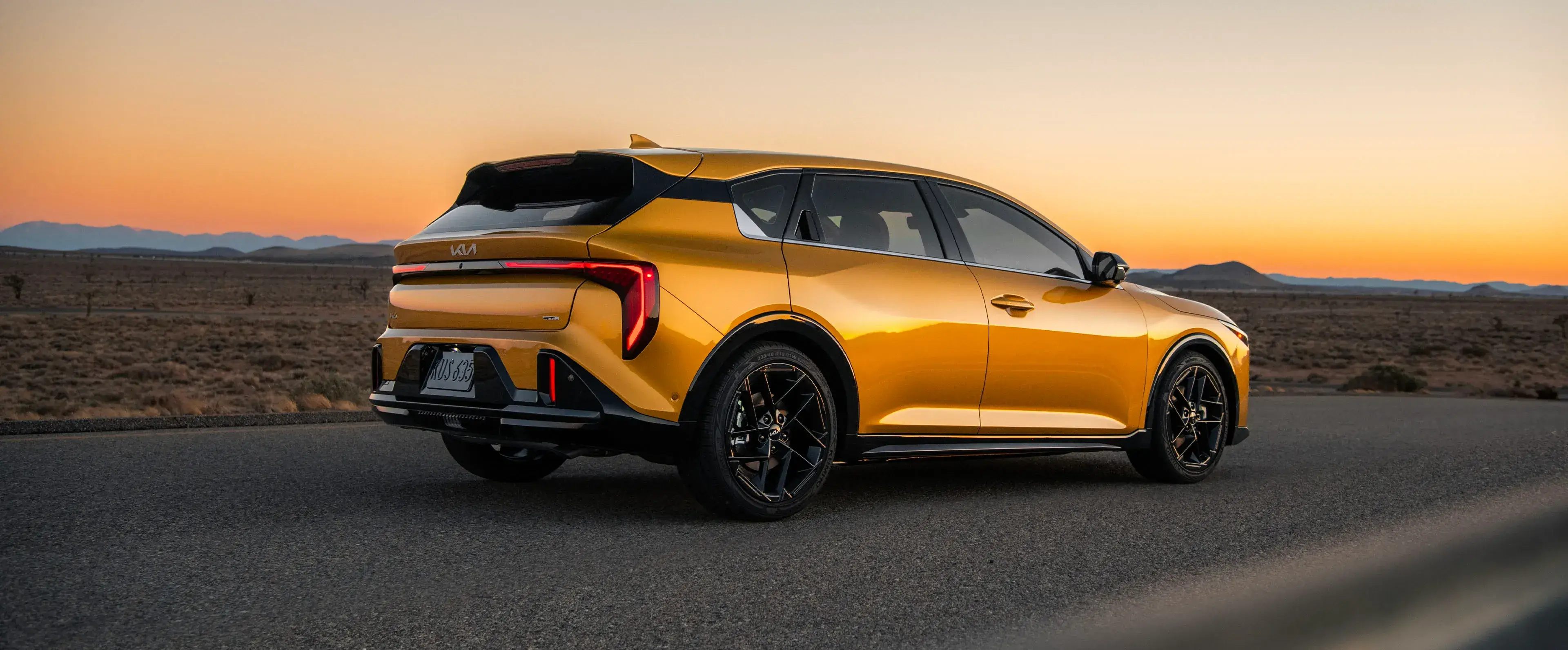 Driver-side profile of the 2027 Kia K4 hatchback with its floating roof design