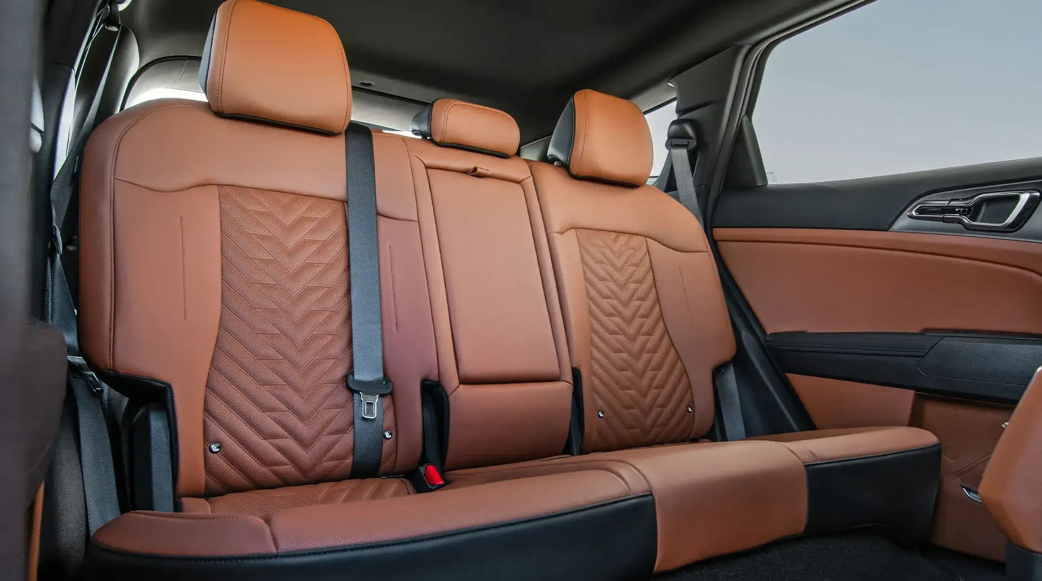 Rear seats of the 2027 Kia Sportage Hybrid showing 41.3 inches of legroom and split-folding bench