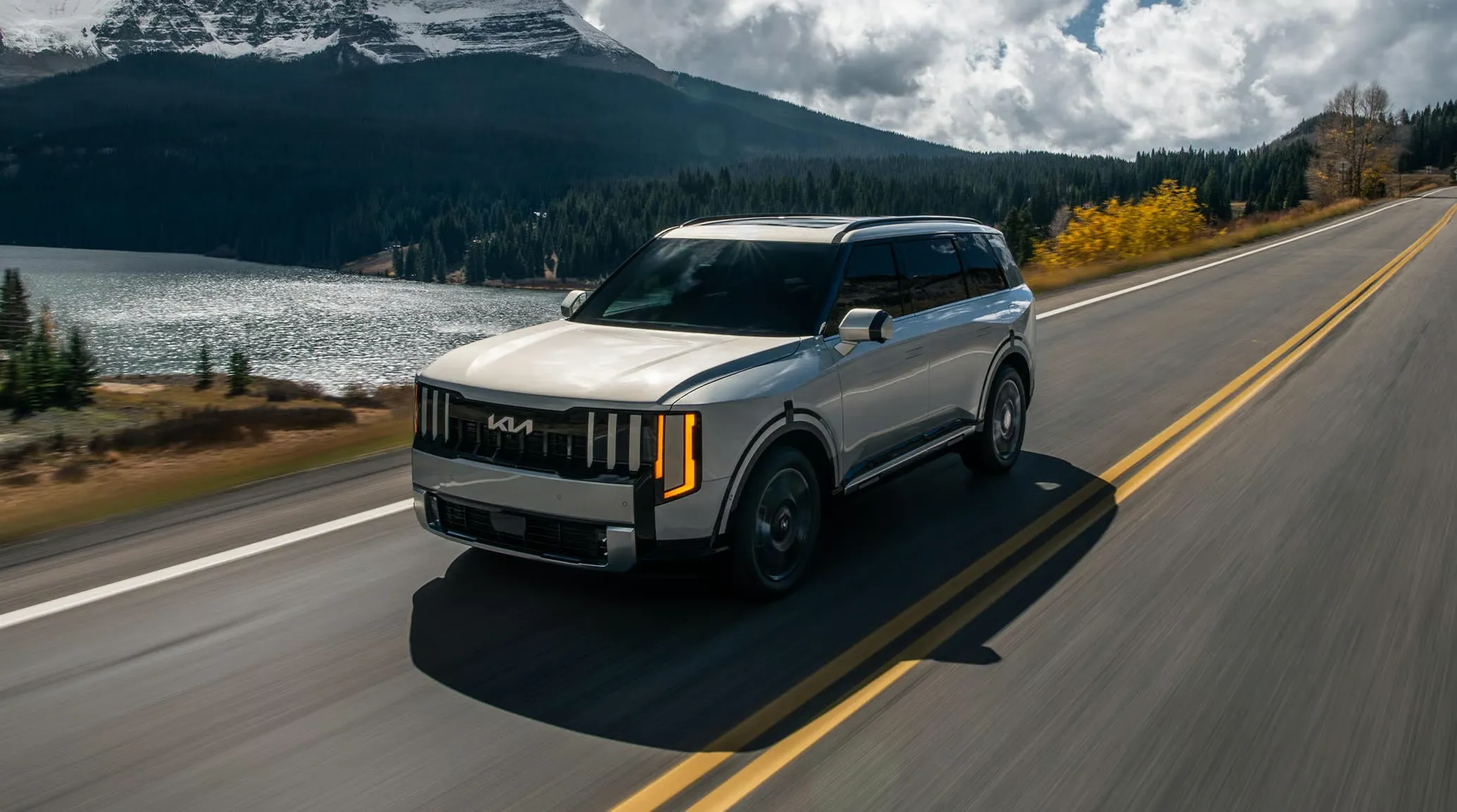 Front view of the 2027 Kia Telluride Hybrid, the first hybrid Telluride, with its upright grille and vertical LED headlights
