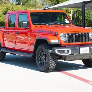 Jeep Gladiator vs. Chevrolet Colorado: Why the Jeep Gladiator is the Better Pickup Truck for Drivers in Weatherford, TX