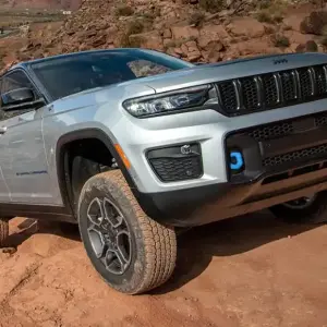 A used Jeep Grand Cherokee offers exceptional handling near Des Moines IA