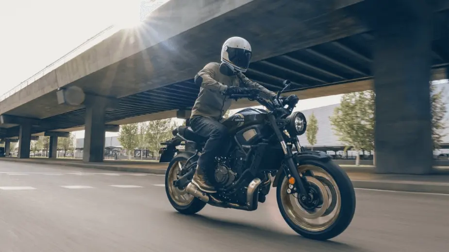 A Yamaha street bike drives down the road.