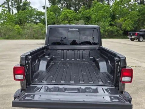More photos of 2021 Jeep Gladiator Sport at Hixson Ford Leesville, LA
