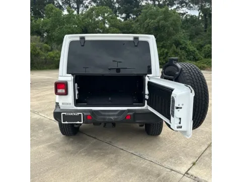 More photos of 2022 Jeep Wrangler Unlimited Sahara at Hixson Ford Leesville, LA