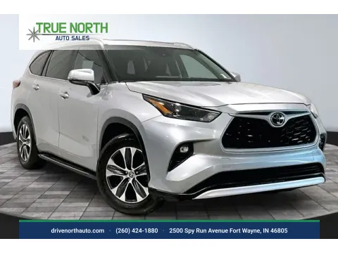 Silver 2023 Toyota Highlander XLE for sale in Fort Wayne, IN