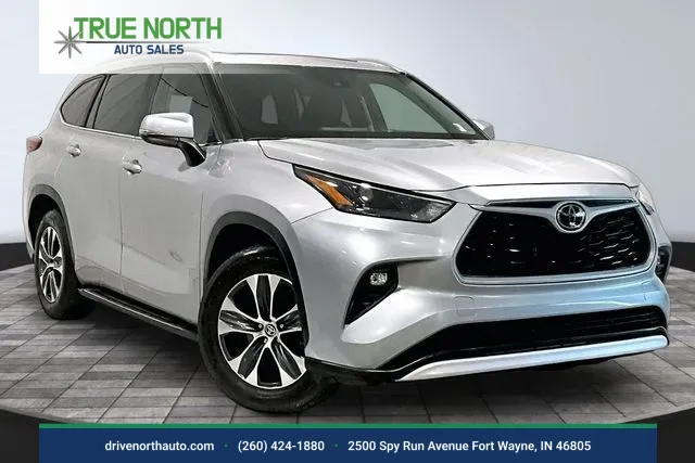 Silver 2023 Toyota Highlander XLE for sale in Fort Wayne, IN