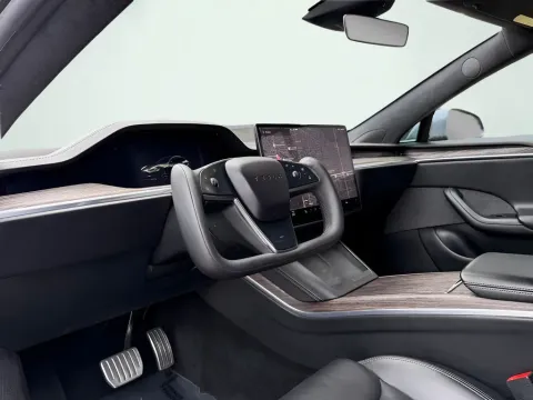 More photos of 2022 Tesla Model S at AutoGiant USA Fishers, IN