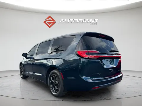 More photos of 2022 Chrysler Pacifica Hybrid Touring L at AutoGiant USA Fishers, IN