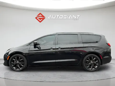More photos of 2018 Chrysler Pacifica Limited at AutoGiant USA Fishers, IN