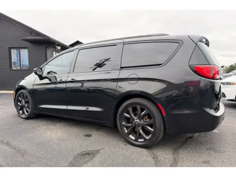More photos of 2018 Chrysler Pacifica Limited at AutoGiant USA Fishers, IN
