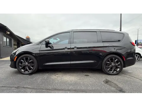 Another view of 2018 Chrysler Pacifica Limited for sale in Fishers, IN at AutoGiant USA Fishers