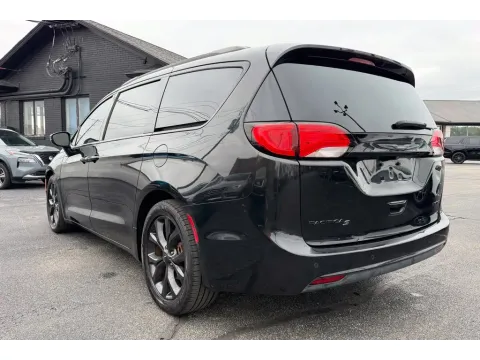 More photos of 2018 Chrysler Pacifica Limited at AutoGiant USA Fishers, IN