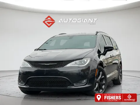 Black 2018 Chrysler Pacifica Limited for sale in Fishers, IN