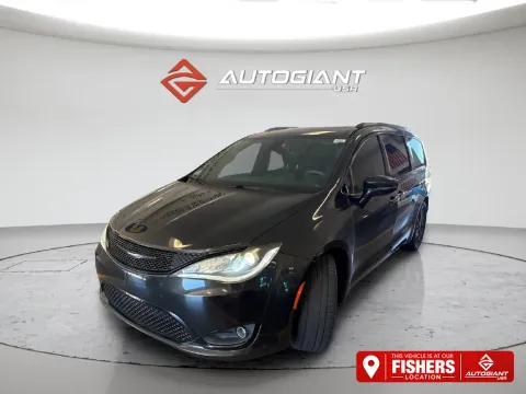 Black 2018 Chrysler Pacifica Limited for sale in Fishers, IN
