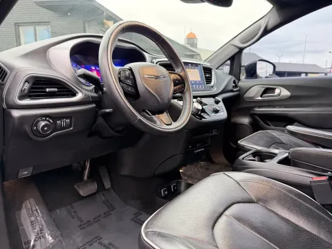 Photos of 2018 Chrysler Pacifica Limited for sale in Fishers, IN at AutoGiant USA Fishers