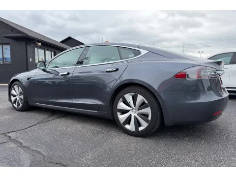 More photos of 2020 Tesla Model S at AutoGiant USA Fishers, IN